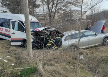 Accident între un microbuz și un autoturism. Mai multe persoane au fost rănite