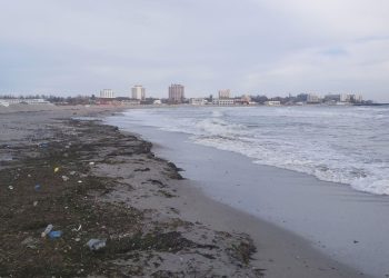 Țesăturile sintetice, în topul deșeurilor care ajung în Marea Neagră 