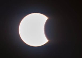 Fenomen astronomic rar. Eclipsă hibrid de soare în această dimineață