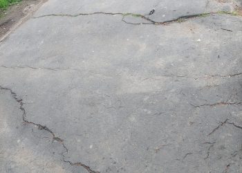 Parcurile, curse cu obstacole. Aleile denivelate, un pericol pentru oameni