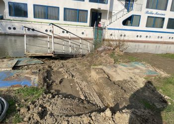 EXCLUSIV: Hotel plutitor lovit de o navă militară, la Mahmudia (FOTO/VIDEO)