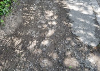 Trotuare măcinate, lângă Cimitirul Central. Promisiunile electorale se odihnesc în pace