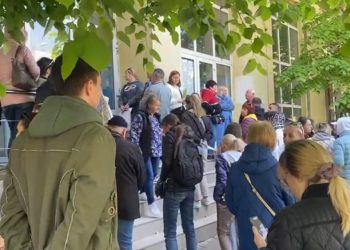 Zeci de ucraineni au făcut coadă la AJOFM, pentru bani de cazare și locuri de muncă (VIDEO)