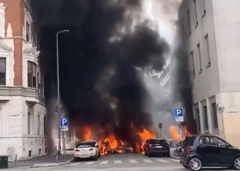 EXPLOZIE puternică în Milano. A luat FOC o dubă încărcată cu butelii de oxigen (VIDEO)