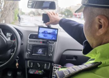 Șofer prins gonind cu o viteză de două ori mai mare decât cea legală