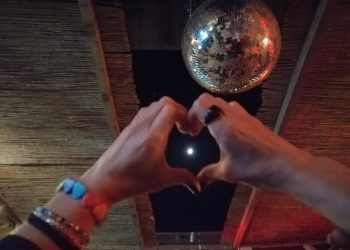 Te distrezi ca-n cluburile din Mamaia, dar pe bani puțini. Iată unde și cum!