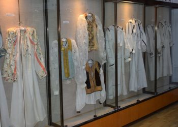 Creatoare de ii și cămăși românești, demonstrații de lucru la Muzeul de Artă Populară