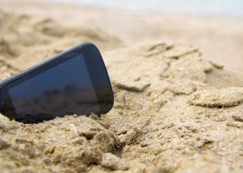 Prins după ce a furat două telefoane de pe o plajă din Năvodari