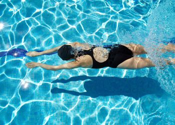 Profită de vară! Iată beneficiile înotului