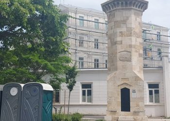 Primăria ,,trage apa” peste istoria Constanței. Farul Genovez, „pus în valoare” de trei toalete publice