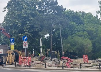 Pe faleza Cazinoului, ca pe uliță: praf, șantier și utilaje, în plin sezon estival (FOTO)