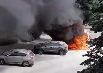 Dubă în flăcări, în zona Eden