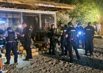 Petrecere pe plajă, spartă de polițiști