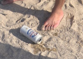 Fiecare cu „holera” lui: „Beau bere și mă ușurez în mare!”