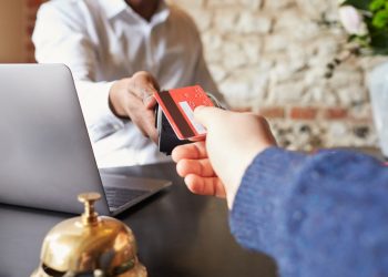 81% dintre românii care petrec vacanţele în străinătate plătesc digital la destinaţie