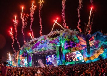 Pentru prima dată la un festival din lume, Neversea aduce tehnologia REVOCALIZE. Vino și tu să cânți cu vocea artiștilor preferați