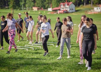 Aproape jumătate din adolescenţii români nu au mers niciodată într-o tabără