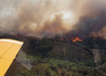 Un nou val de căldură extremă în Grecia, unde incendiile continuă să devasteze insulele turistice Rodos şi Corfu