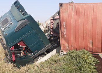 Tir răsturnat la ieșirea din localitatea Nicolae Bălcescu