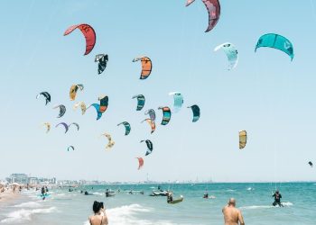 Turiștii veniți pe litoral îşi testează limitele prin practicarea sporturilor nautice