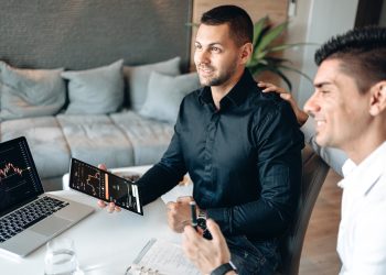 Cât trebuie să muncească românii pentru a-și permite meniul zilei, în funcție de profesie?