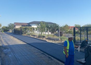 Se asfaltează o nouă stradă din Palazu Mare