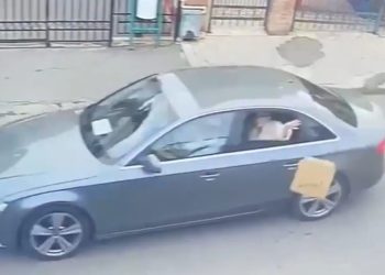 Amendat pentru că a aruncat hârtii și cartoane pe geam, dintr-o mașină