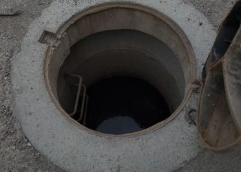 Amendă de 50.000 de lei dată de Garda de Mediu pentru că apa uzată refula din canalizare