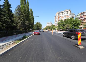 Continuă lucrările de asfaltare pe bulevardul Alexandru Lăpușneanu