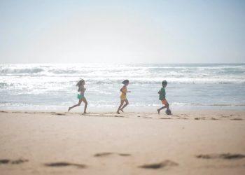 Campanie umanitară: 30 de copii nevoiași își doresc să ajungă pentru prima dată în tabără la mare