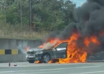 Bolid de lux în flăcări, în apropierea stației de taxare de la Fetești (FOTO)