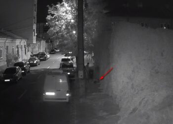 Constănțean filmat în timp ce arunca gunoi pe domeniul public