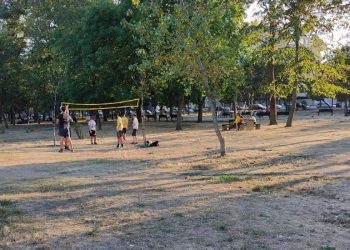 Copii, volei, parc! Ghiciți locația! Parcul Tăbăcărie, județul Constanta, sau o uliță din Siliștea Gumești?