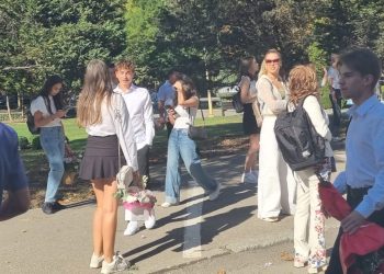 La liceu, ca pe catwalk. Parada modei în prima zi de școală