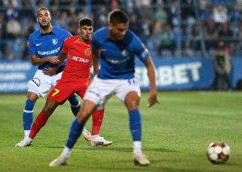 Un arbitru care decide învingătoarea