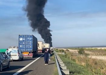 Trafic oprit pe A2. Un TIR a luat foc (VIDEO)