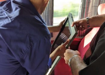 EXCLUSIV: Femeie rănită în tren. I-a căzut un geam în cap!