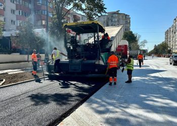 Continuă lucrările de asfaltare pe bulevardul 1 Decembrie
