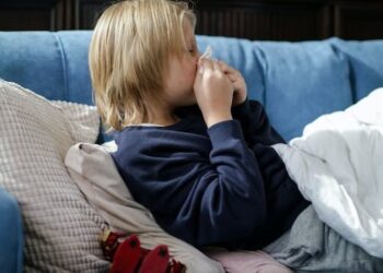 Sezonul rece, coșmarul părinților. Bolile copilăriei, răspândite în colectivitate