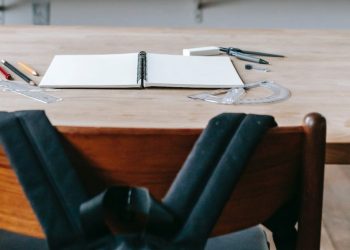 Se solicită reintroducerea burselor pentru elevii navetişti de la sate şi a bursei de studiu