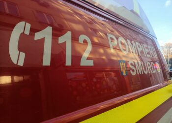 Un microbuz cu remorcă a intrat în parapet, pe A2