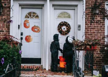 Caz șocant: Cadavru aflat în fața unei case, confundat cu o decorațiune de Halloween, zile la rând