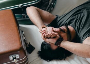 O italiancă a obținut în instanță ordin să-și evacueze din casă fiii comozi. Bărbații au 40, respectiv 42 de ani 