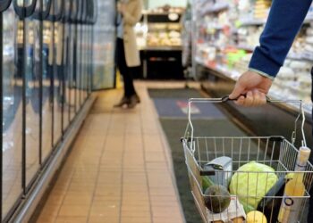 Plafonarea adaosului comercial pentru alimentele de bază, prelungită. Lista de produse, extinsă