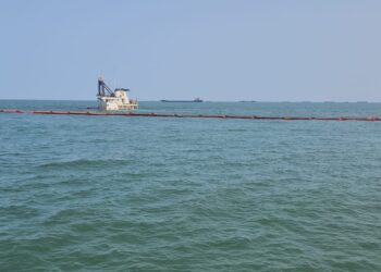 Nava afectată de o explozie în apropiere de Sulina, la un pas să se scufunde (VIDEO)