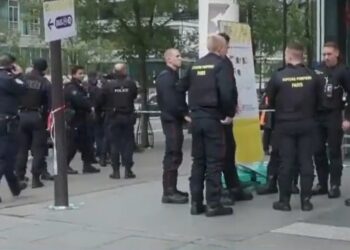 Alertă teroristă la Paris. O femeie a amenințat că se aruncă în aer