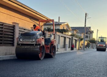 Continuă lucrările de asfaltare în comuna Cumpăna