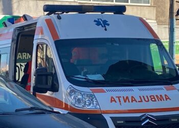 Scene șocante: O femeie a sărit de la etaj și a căzut peste un pieton