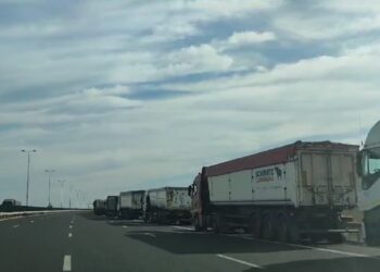 Coloane interminabile de TIR-uri, la intrarea în portul Constanța (VIDEO)