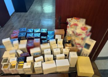 Prins în timp ce deținea parfumuri susceptibile a fi contrafăcute, bijuterii și 170 de pachete de țigări netimbrate